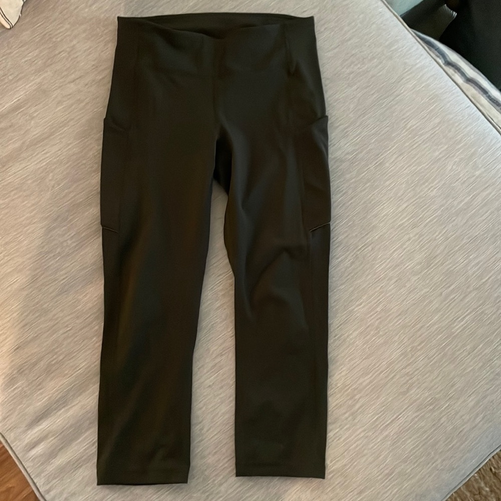 Lululemon Cropped Leggings in Olive - size 6